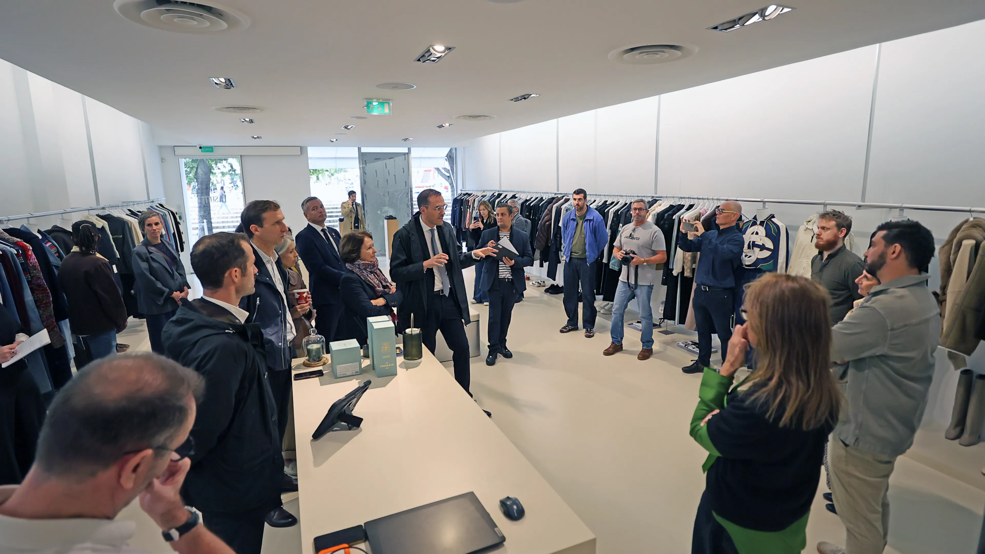 La photo montre les autorités civiles à la rencontre des commerçants vandalisés
