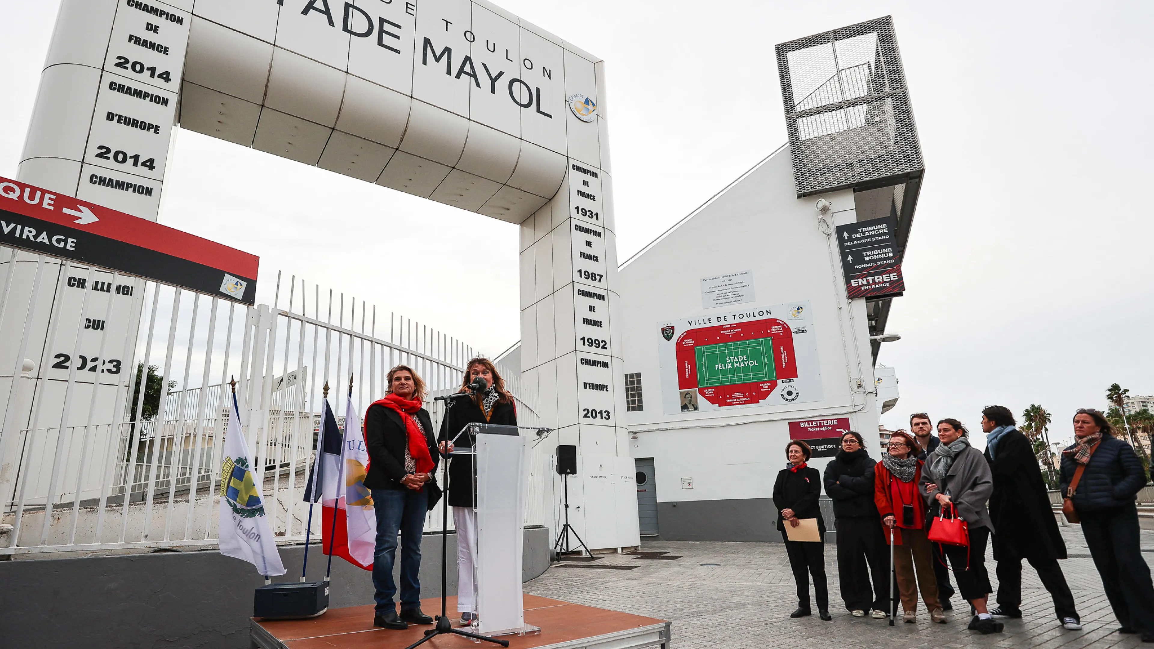 La photo montre l'inauguration du parvis André-Herrero par Josée Massi maire de Toulon.