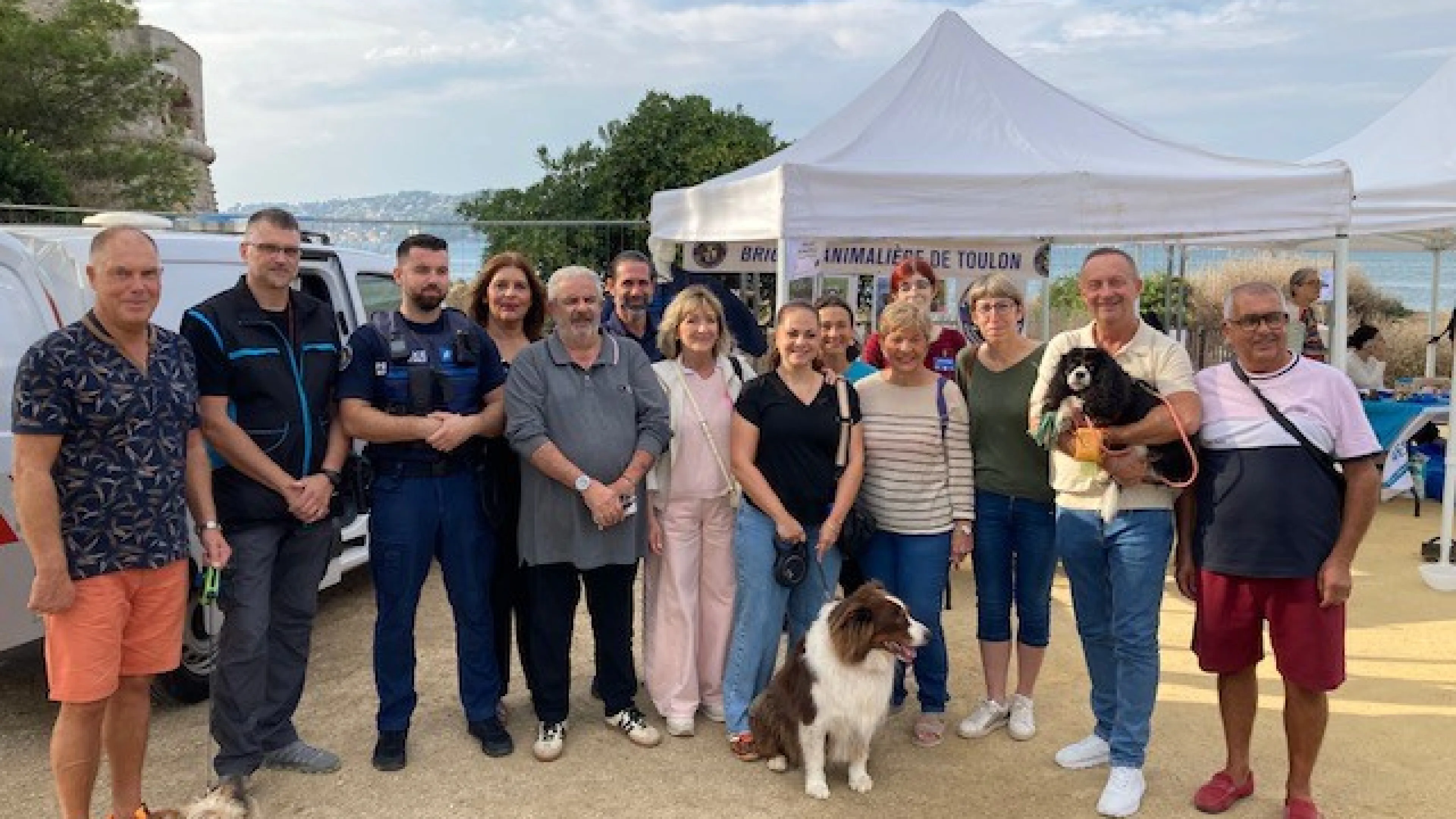 La photo montre le lancement officiel de la Journée du chien sur la caniplage de Pipady.