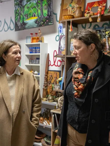 Madame le Maire discutant avec un homme, probablement permanent ou bénévolede l'association. Derrière eux sont présents ses deux adjoints et un homme à l'arrière