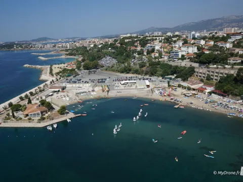 Photographie de haut des plages du Mourillon