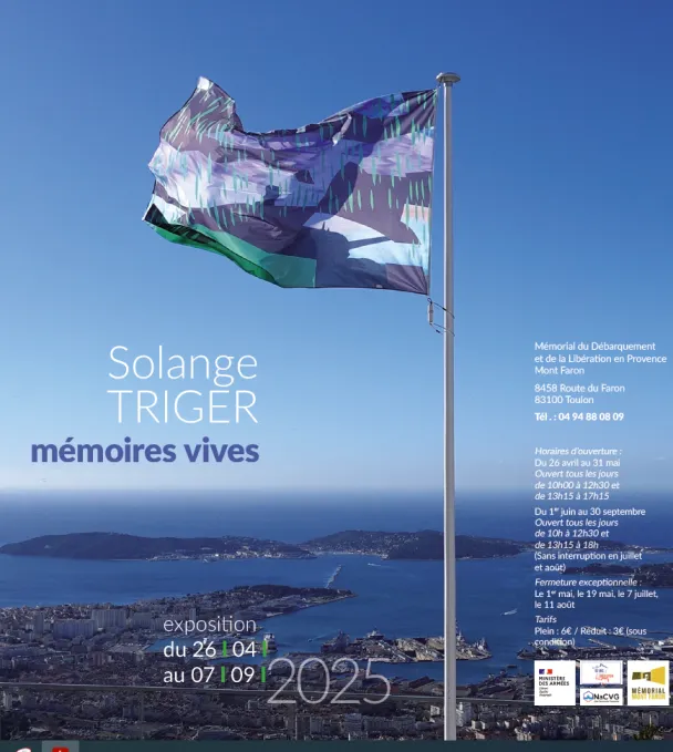 Oeuvre de Solange Triger imprimée dans un drapeau qui flotte sur le sommet du Faron, vue sur la rade