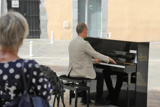 Photo d'un pianiste dans la rue, illustrant la manifestation "Pianos sauvages"