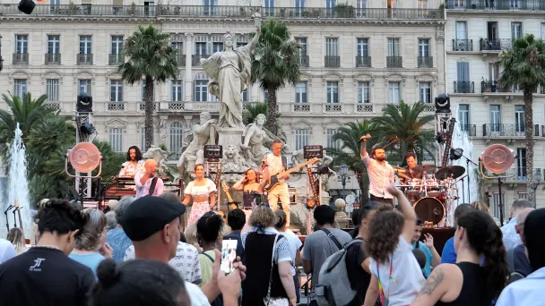 Photo d'un groupe de musique sur la place de la Liberté