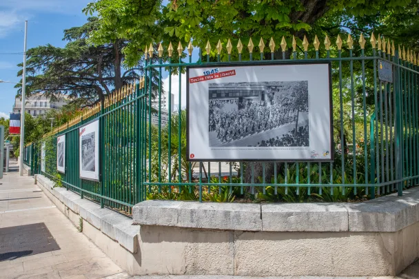 Photos sur les grilles du jardin Alexandre 1er représentant la liesse populaire lors de la Libération de Toulon