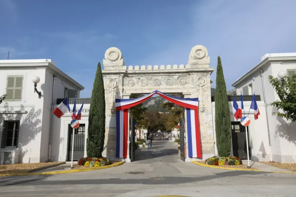 La photo montre l'entrée du cimetière central de Toulon