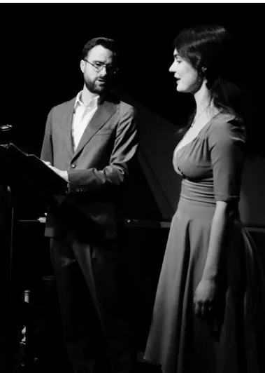 Photo noir et blanc de deux chanteurs