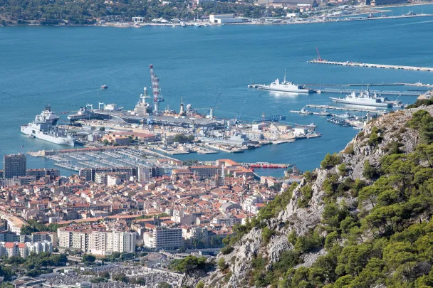 Prise de vues de la base navale de Toulon depuis le Mont FaronLe porte-avions Charles de Gaulle est en cale sèche dans un des bassins Vauban.