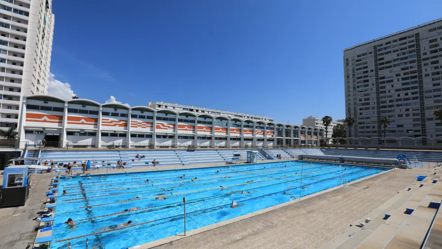 Photographie en plein jour de la piscine du port marchand 