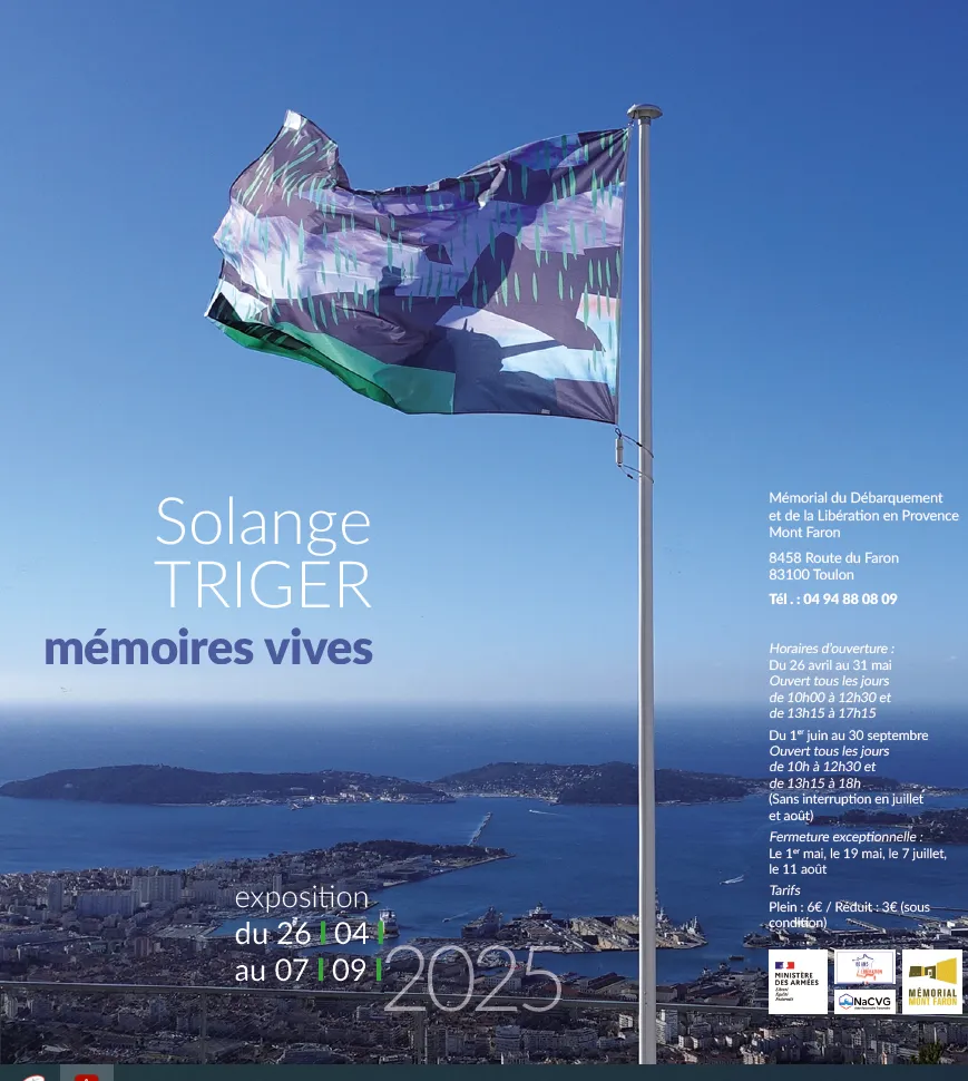 Oeuvre de Solange Triger imprimée dans un drapeau qui flotte sur le sommet du Faron, vue sur la rade
