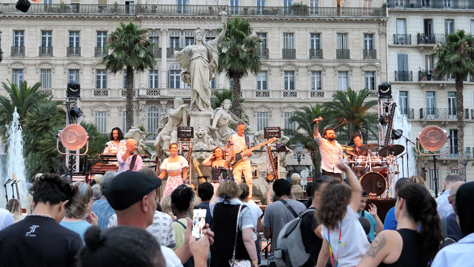 Photo d'un groupe de musique sur la place de la Liberté