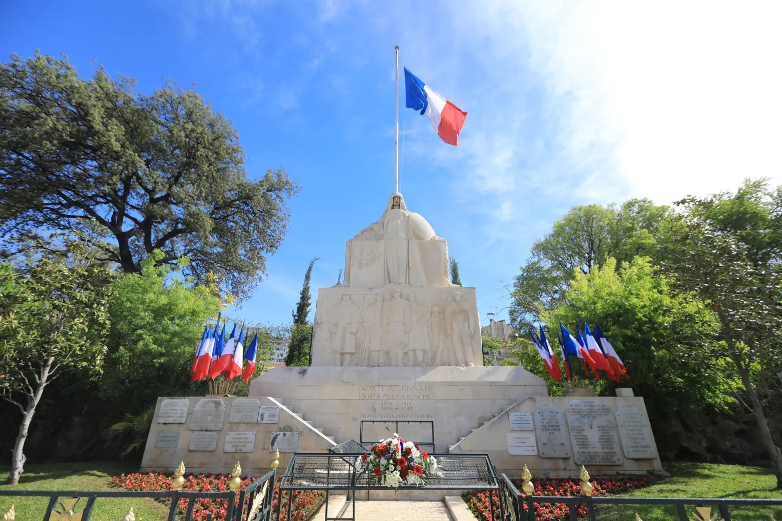 Photo du monument aux morts place Gabriel Péri