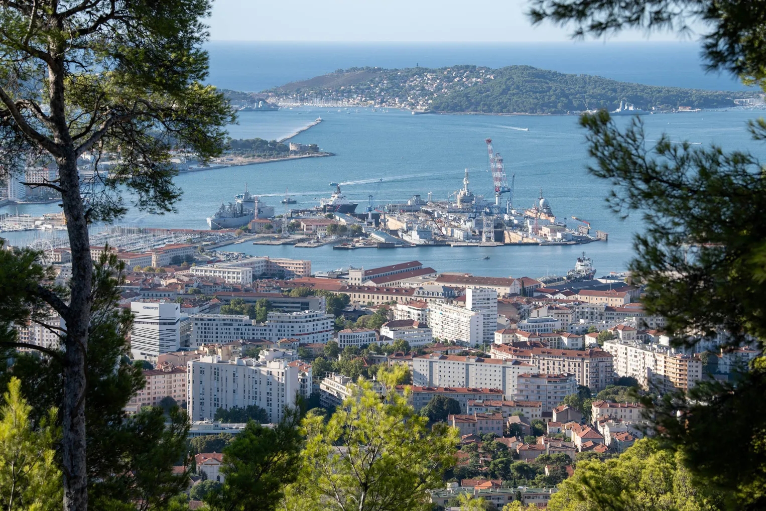 La photo, prise du Faron, montre les bassins de radoub de la base navale