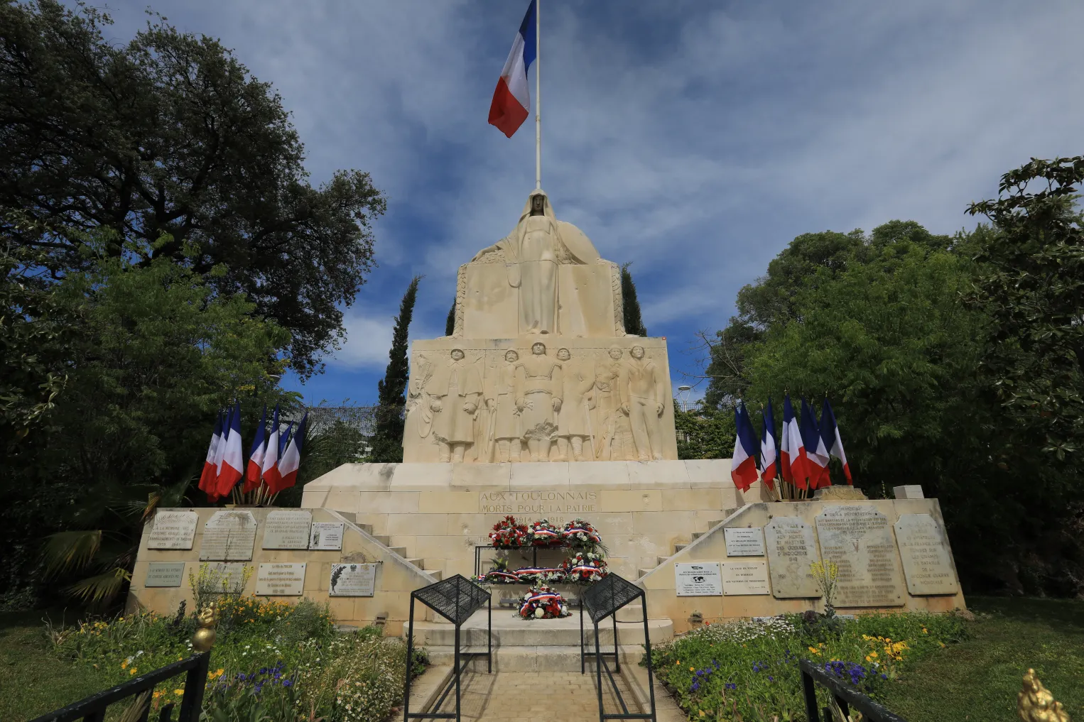 Monument aux morts place Gabriel Péri