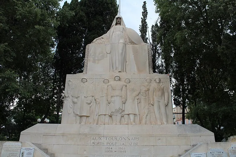 La photo montre le monument aux morts de la place Gabriel Peri