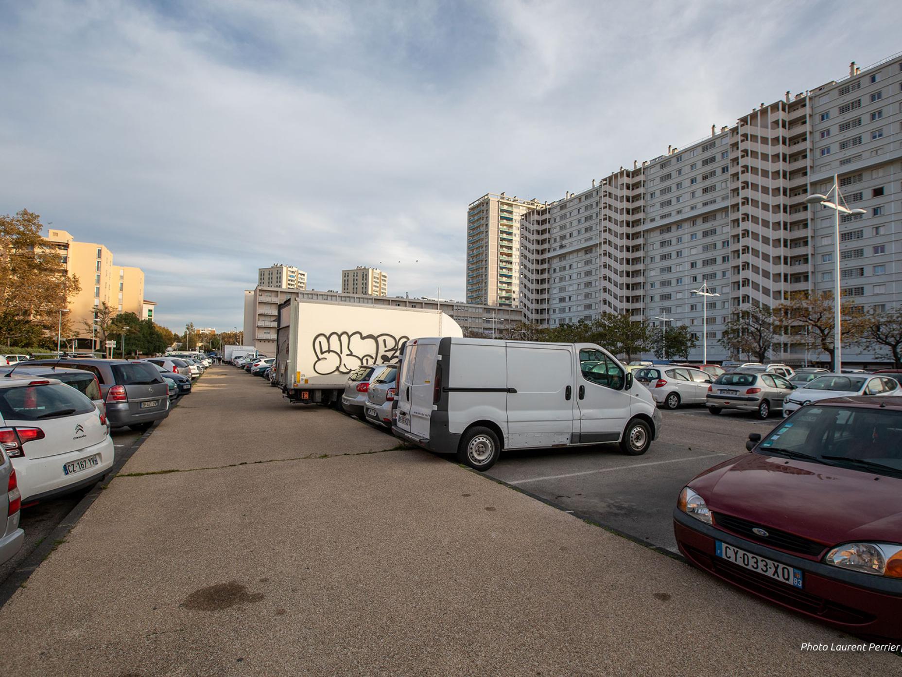 Le parking de la carte postale (AV)