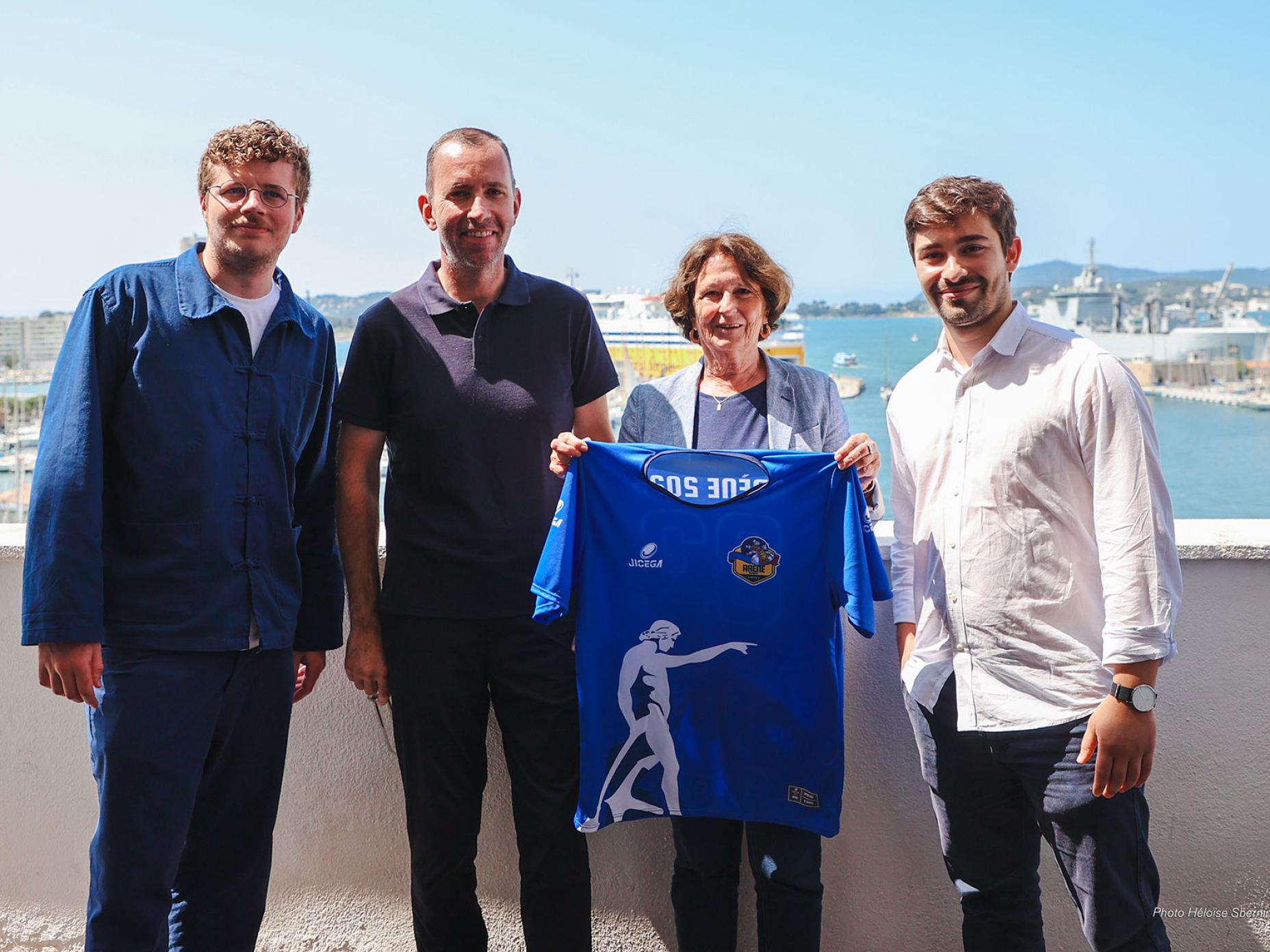 Sur la photo, Malo Comor et Tanguy Permingeat, deux des organisateurs du tournoir de WateRugby encadrent Laurent Bonnet adjoint aux Sports et Josée Massi maire de Toulon.