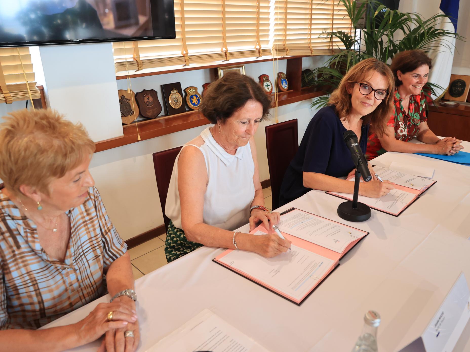Signature de la convention par Josée Massi, maire de Toulon et Natacha Chicot, rectrice d'Académie