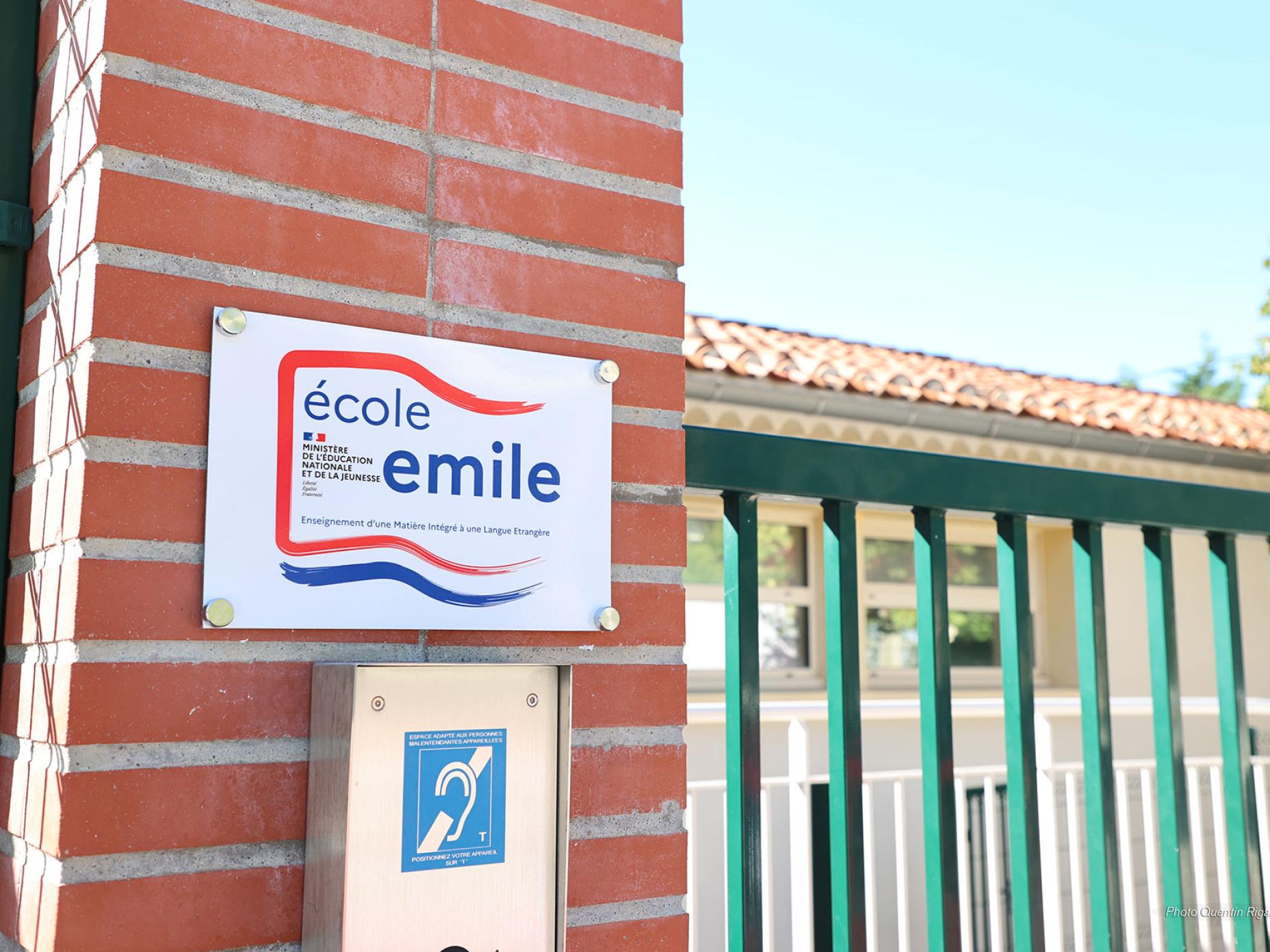 La plaque indiquant que la maternelle Jules-Ferry est une école Emile a été posée sur le portail.