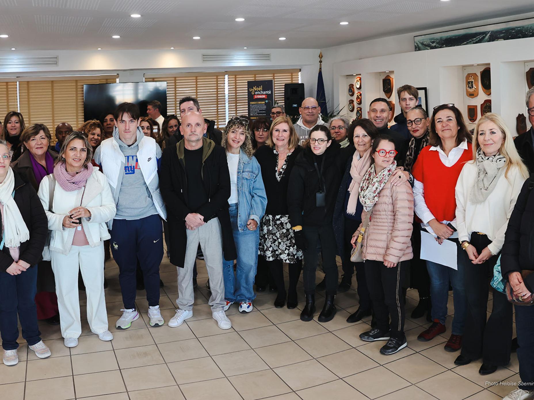 La photo présente l'ensemble des personnes en situation de handicap et des agents municipaux ayant participé au DuoDay