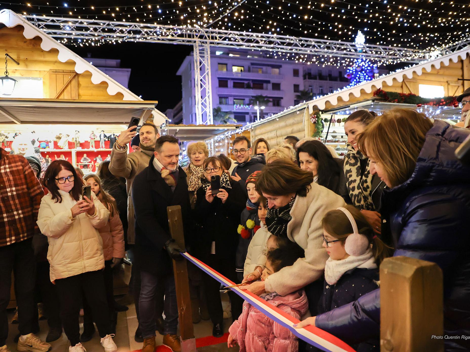 La photo montre l'inauguration du Marché de Noël sur la place de la Liberté