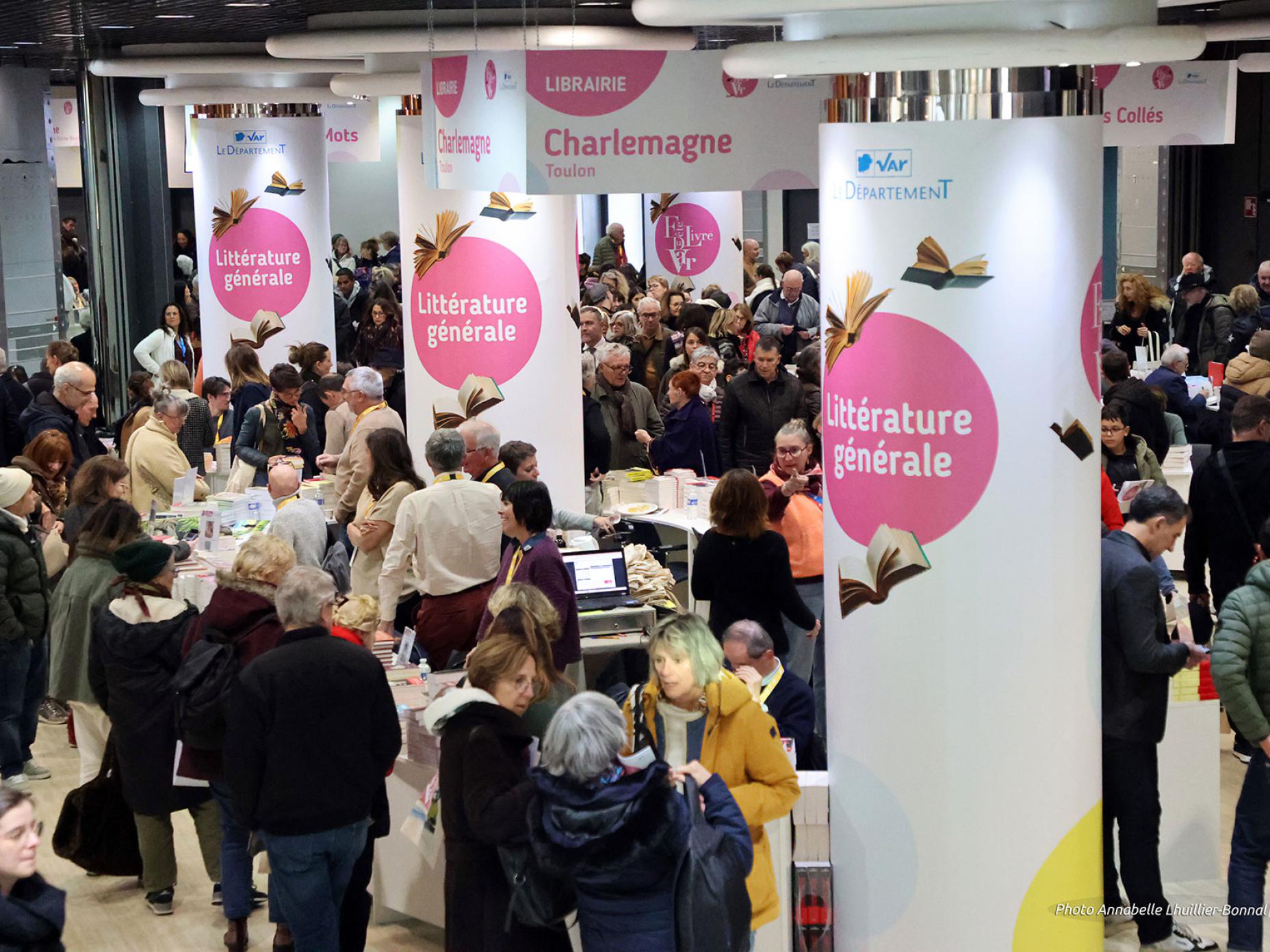 La photo met en évidence les visiteurs venus nombreux dès cette premère journée de la Fête du Livre 2025