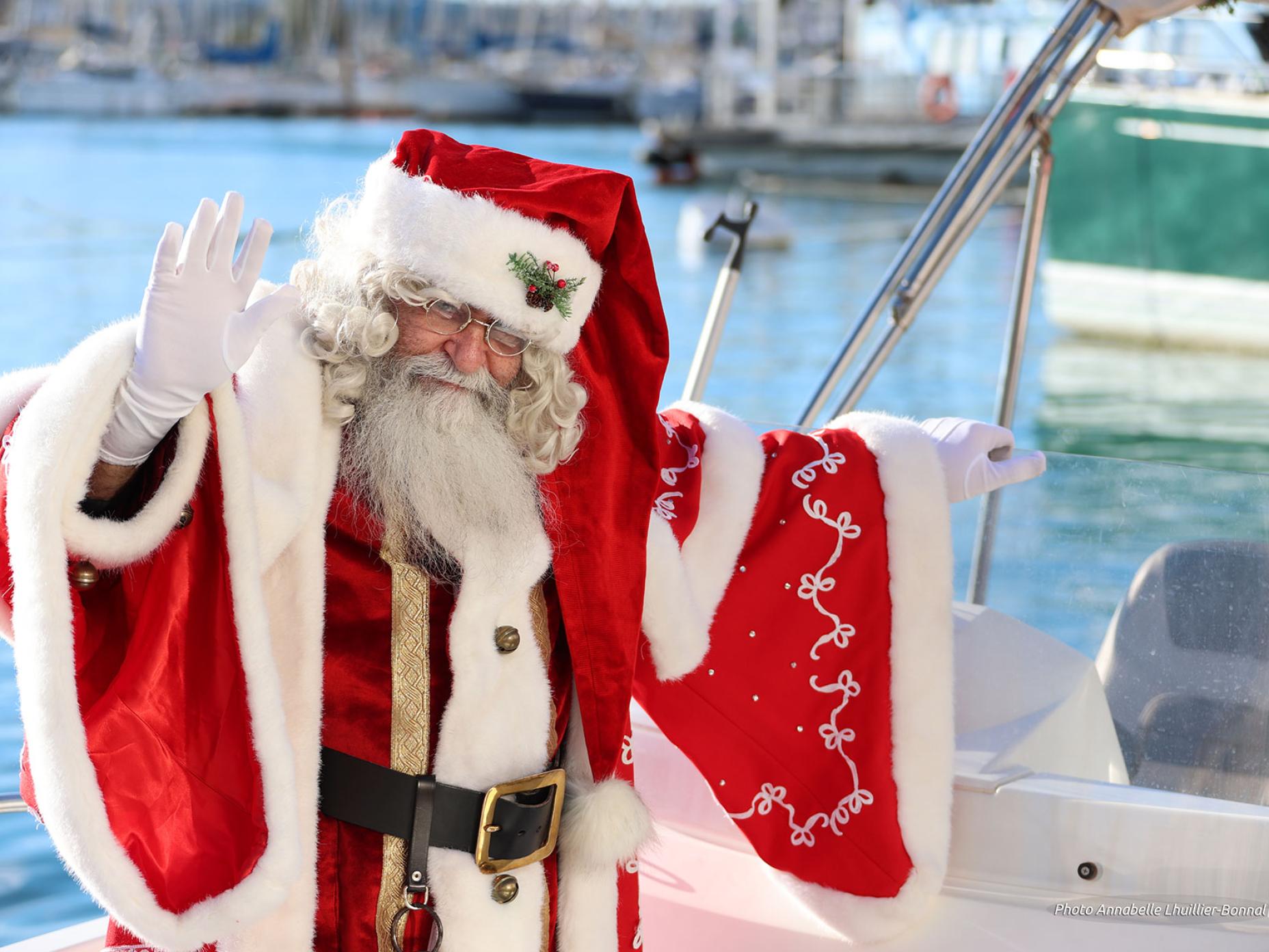 À Toulon, le Père Noël arrive en bateau et s'amarre Carré du port.