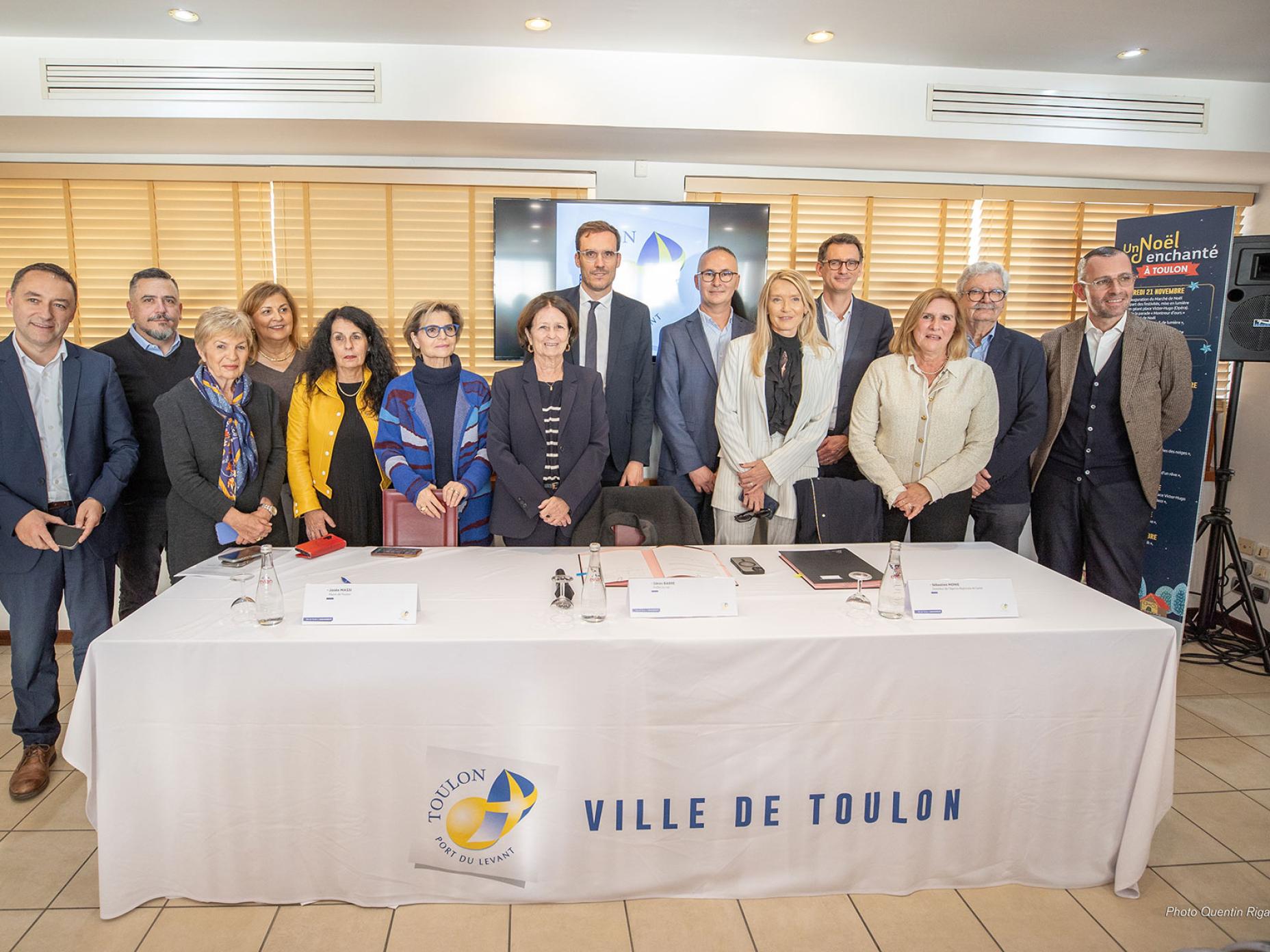 Au centre de la photo, Josée Massi, maire de Toulon, Simon Babre, préfet du Vat et Sébastien Monié, les 3 signataires du contrat local de santé.