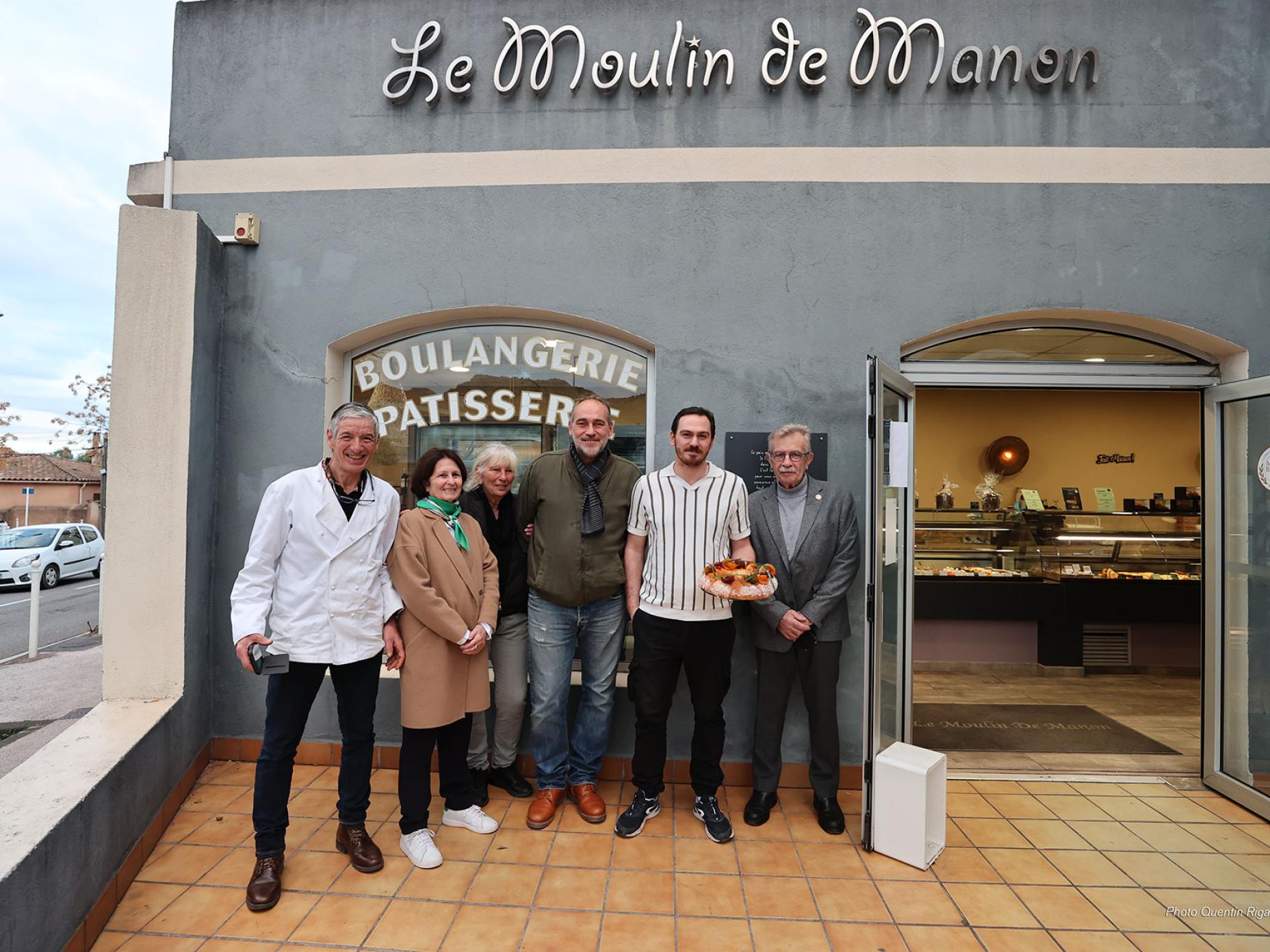 Josée Massi, maire de Toulon, a remis à Dylan Prouheze  le prix qui fait suite à sa 3e place au concours de la meilleure brioche aux fruits confits