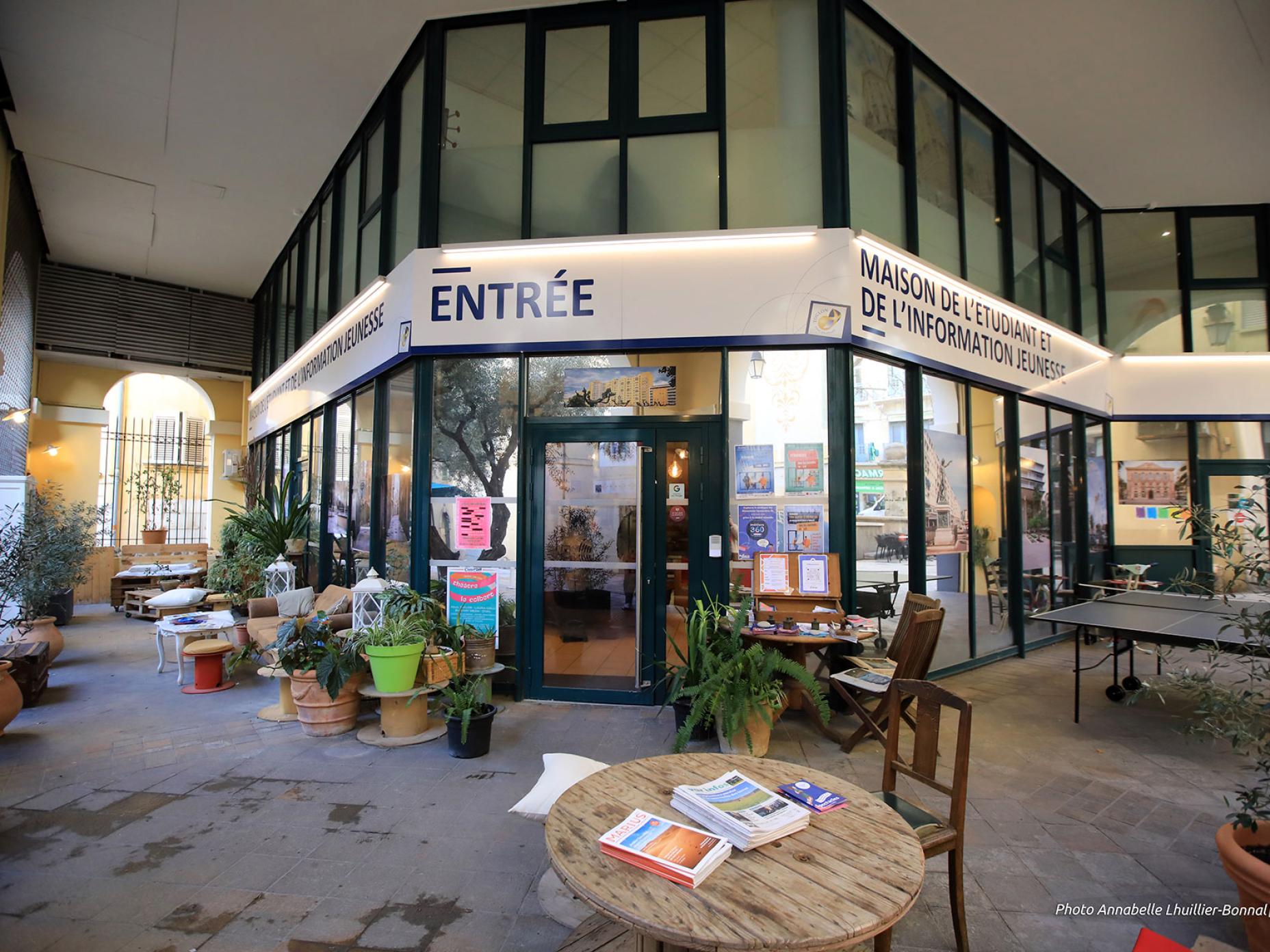 La photo montre l'entrée de la Maison de l'étudiant et de l'information jeunesse