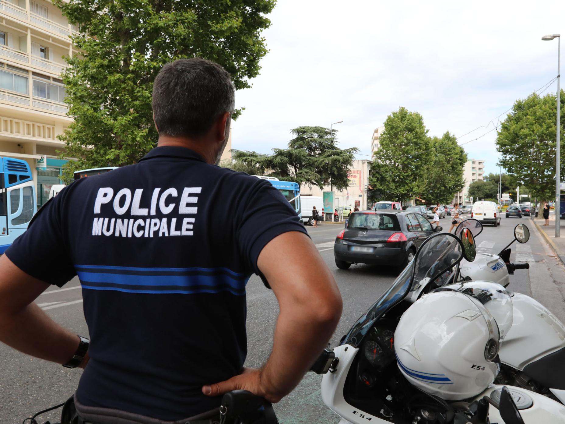 Photo policier municipal avec son équipement