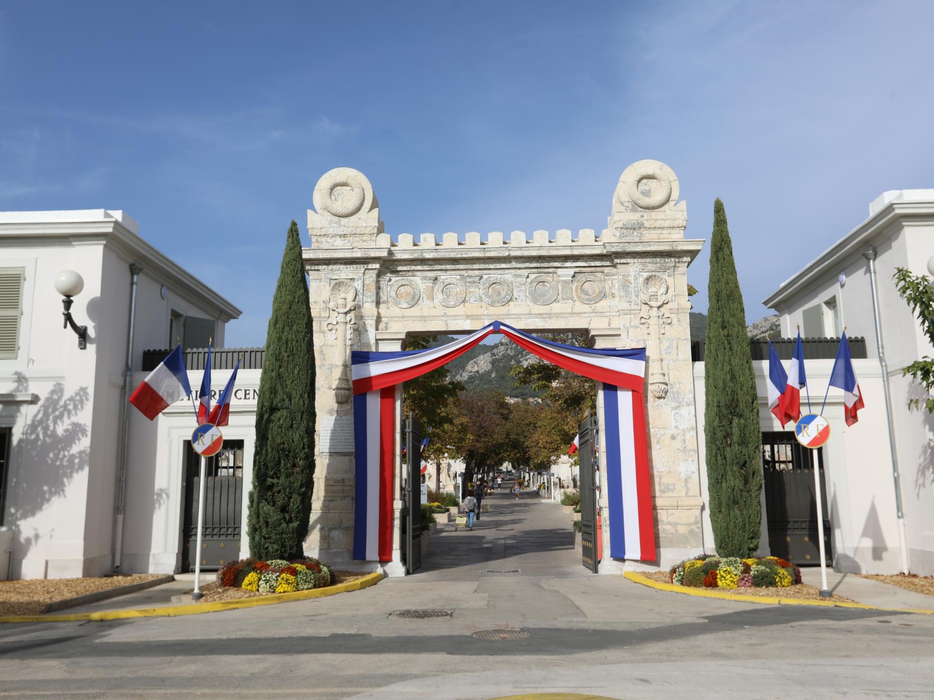 La photo montre l'entrée du cimetière central de Toulon
