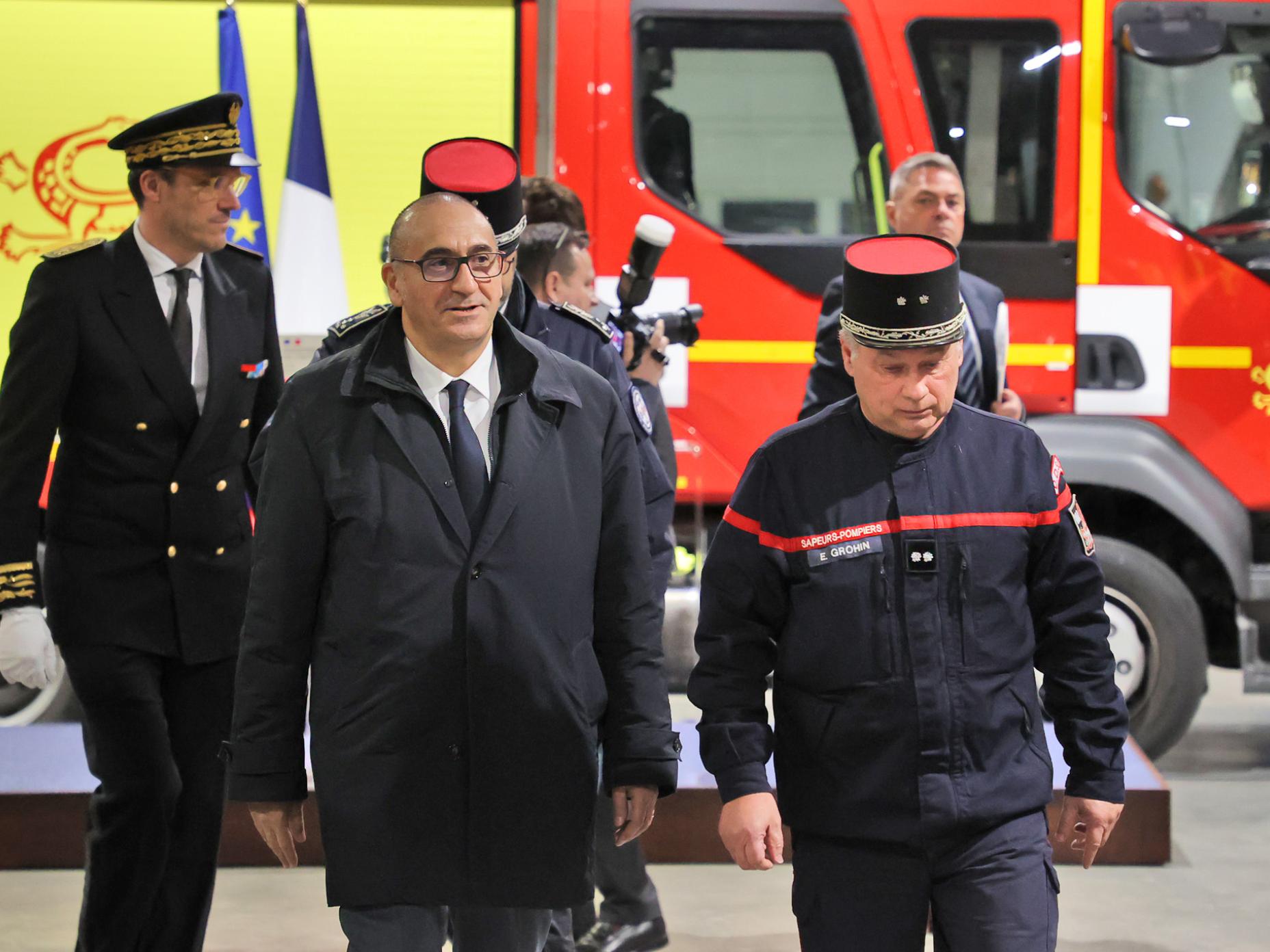 La photo montre Laurent Nuñez, ministre de l'Intérieur lors de sa visite au Centre départemental d'incendie et de secours du Var