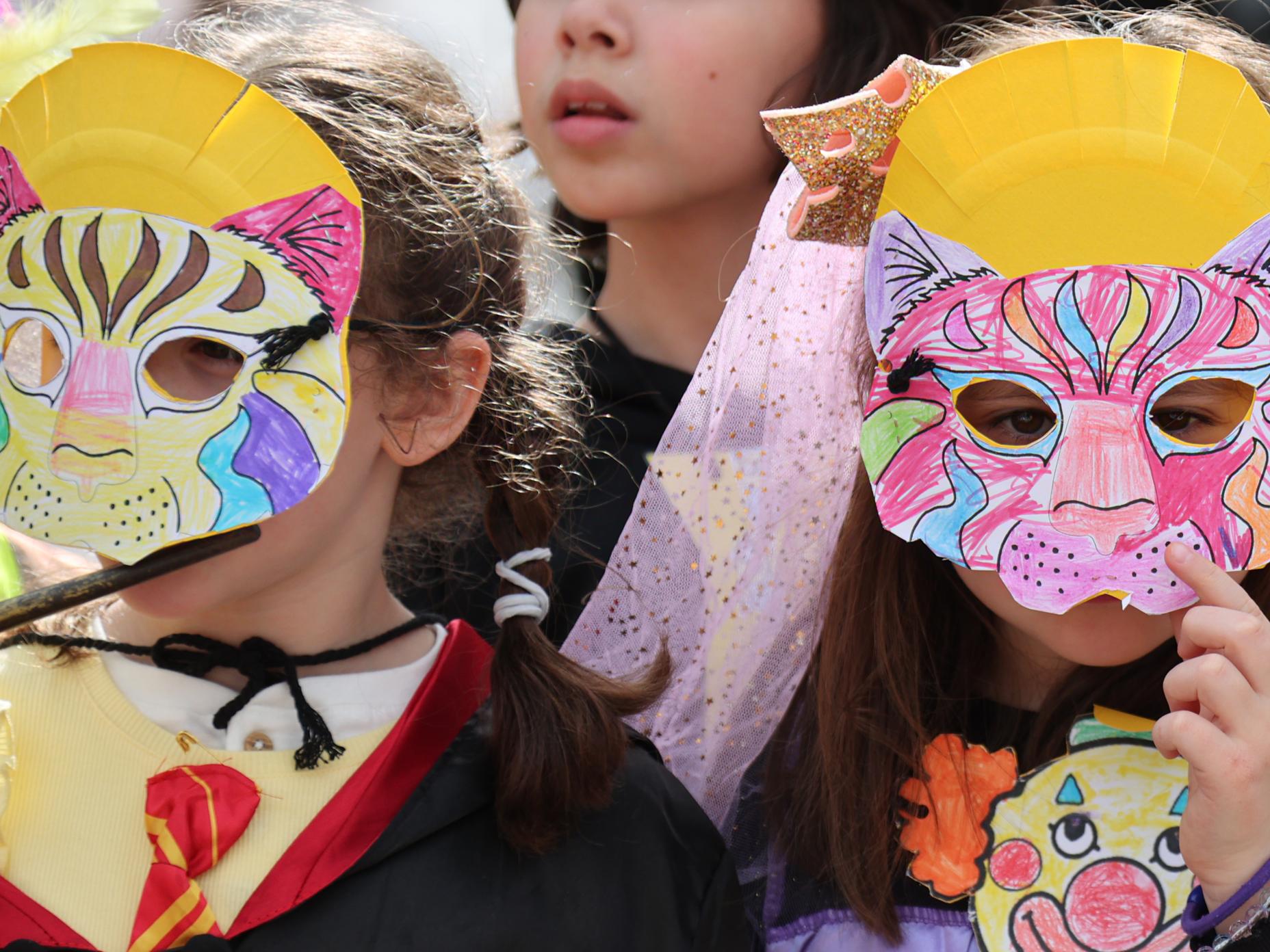 La photo montre deux ptits Toulonnais inscrits dans les centres de loisirs déguisés pour carnaval.