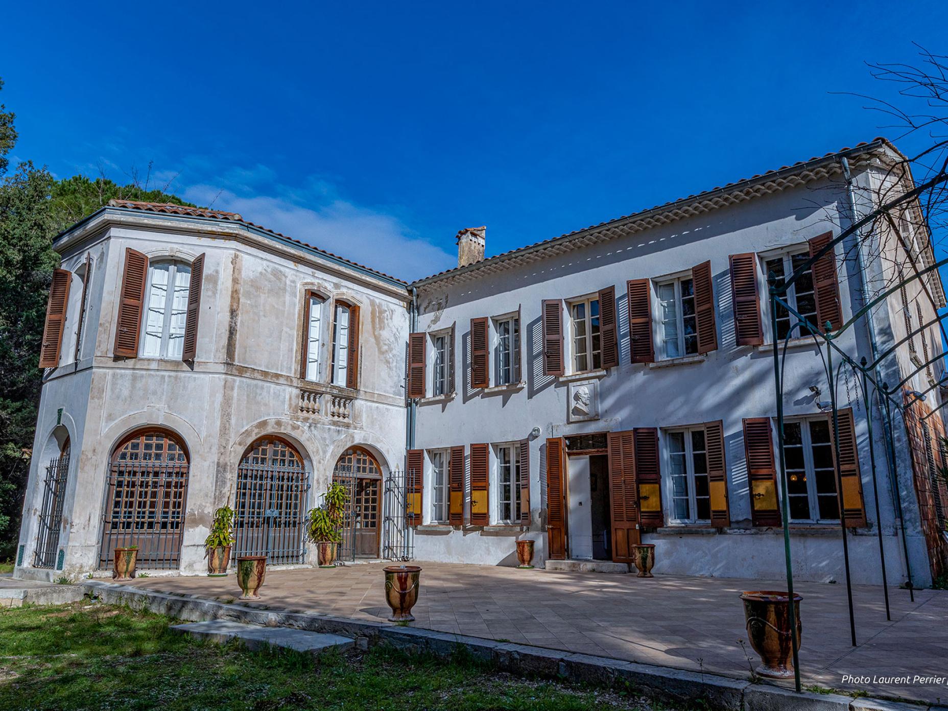 La photo montre la villa les Lauriers Roses, véritable bastide provençale, sur 2 niveaux.