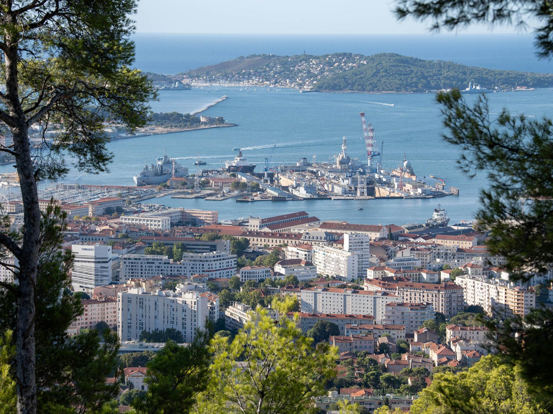 La photo, prise du Faron, montre les bassins de radoub de la base navale