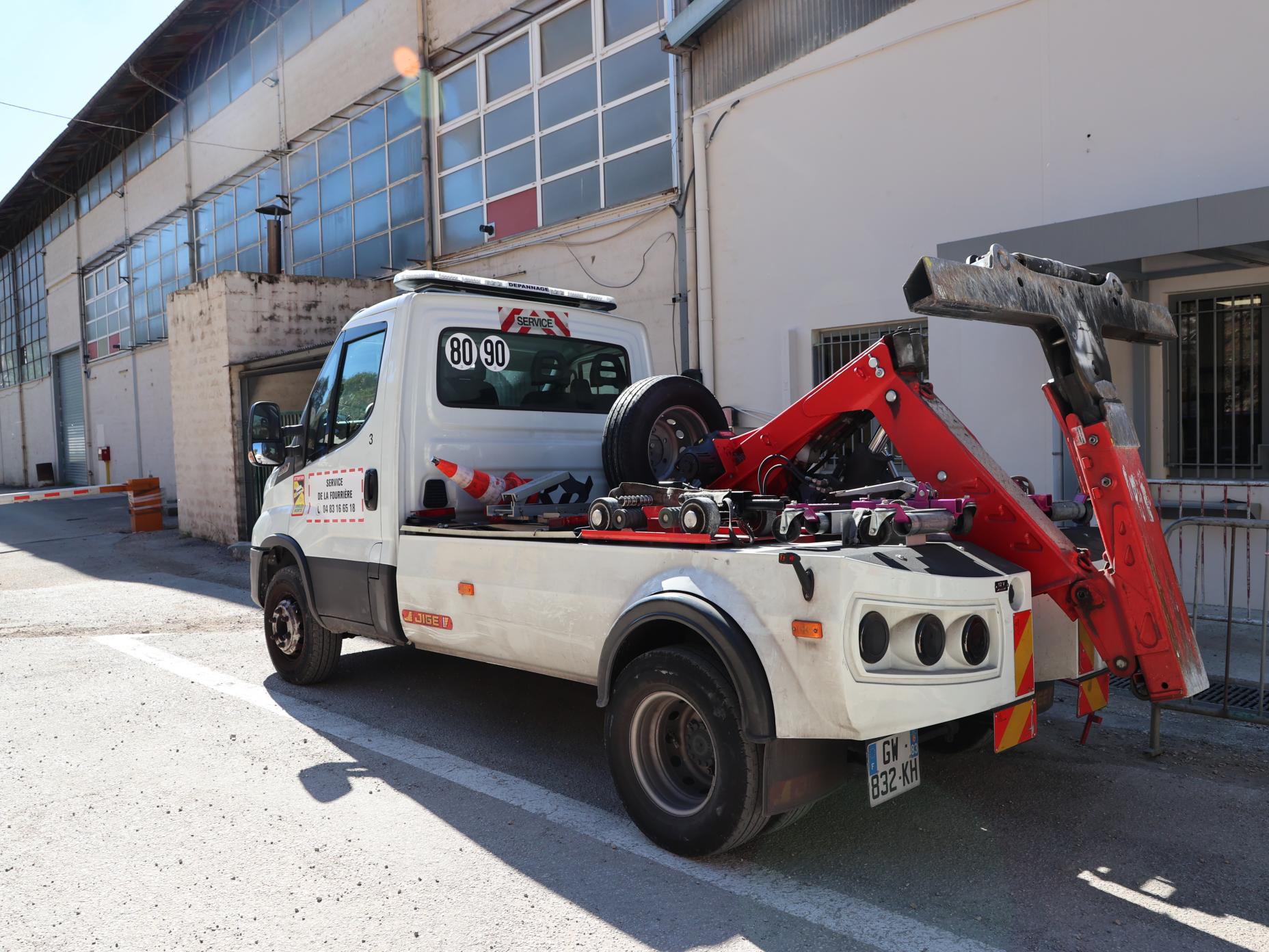 La photo montre le camion remorque avec lequel travaille la fourrière municipale de Toulon