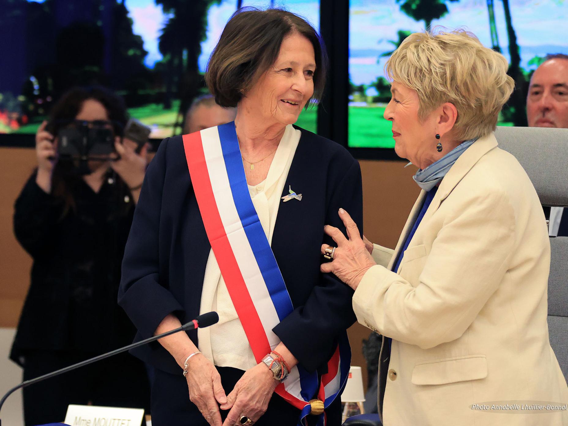 Cette photographie immortalise l'élection de Josée Massi au poste de maire. L'écharpe tricolore lui a été remise par Geneviève Levy.