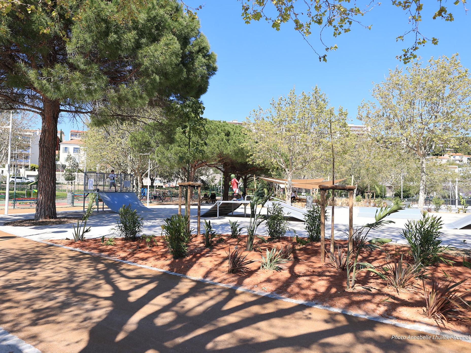 La photo montre les modules de glisse de la plaine des sports des plages du Mourillon nouvellement aménagée.