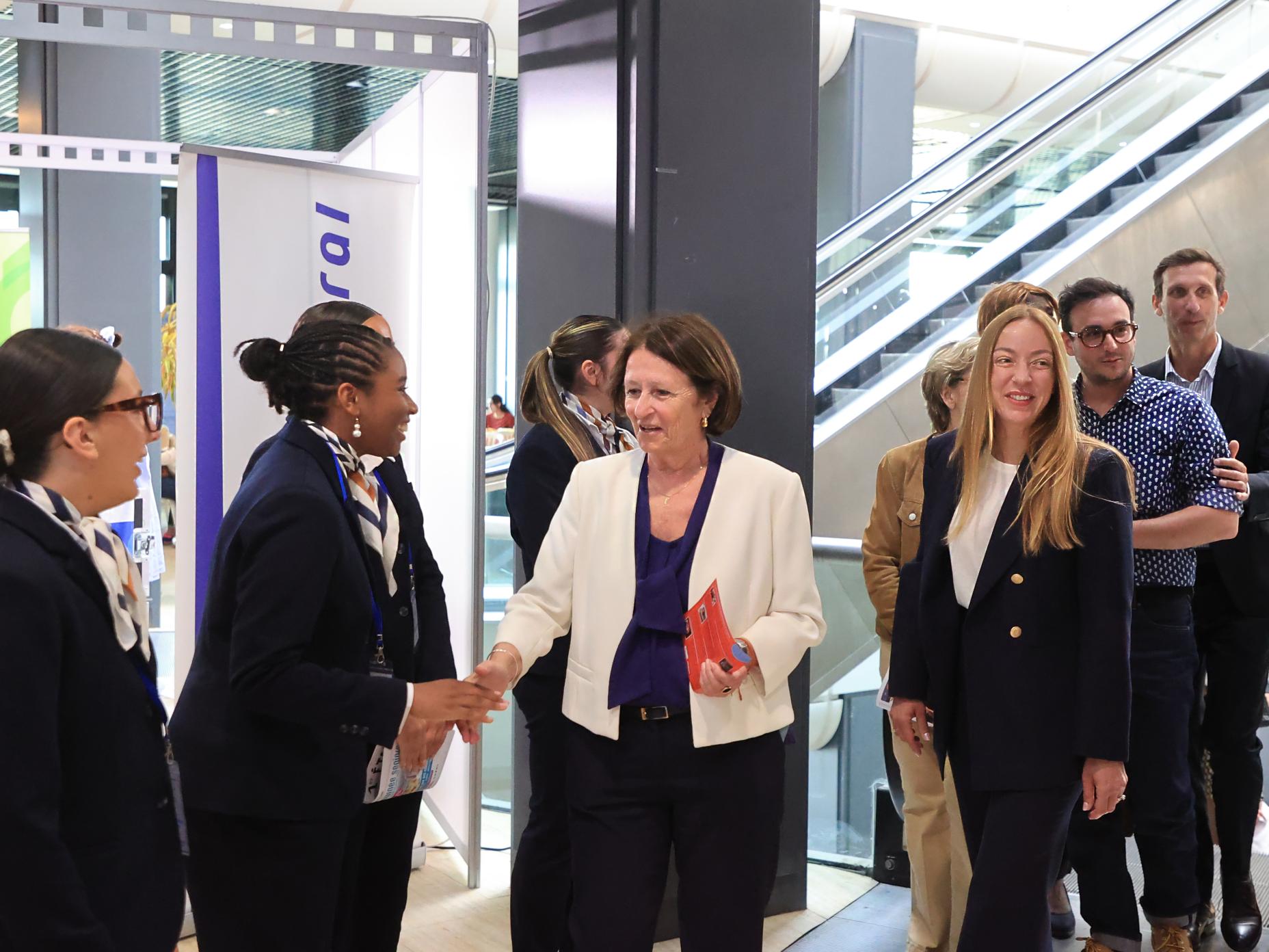 La photo montre Josée Massi, maire de Toulon et Margaux Macario, adjointe au maire en charge des Liens intergénérationnels et Seniors ont fait le tour des stands de la Journée Seniors