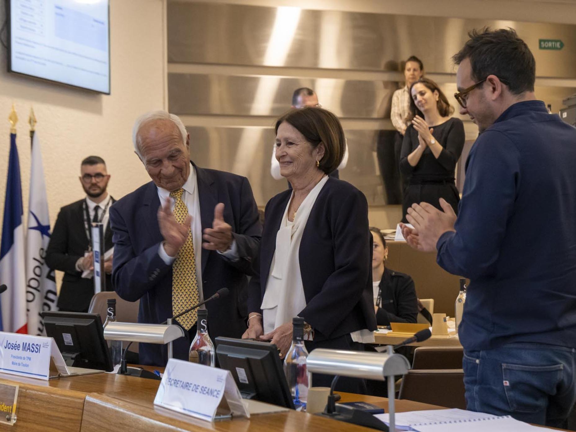 Aucentre de la photo, Josée Massi qui vient d'être élue présidente de la métropole Toulon Provence Méditerranée