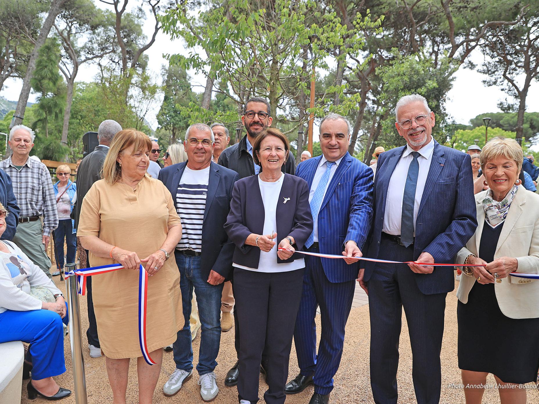 Josée Massi, au centre de la photo, coupe le ruban inaugural.