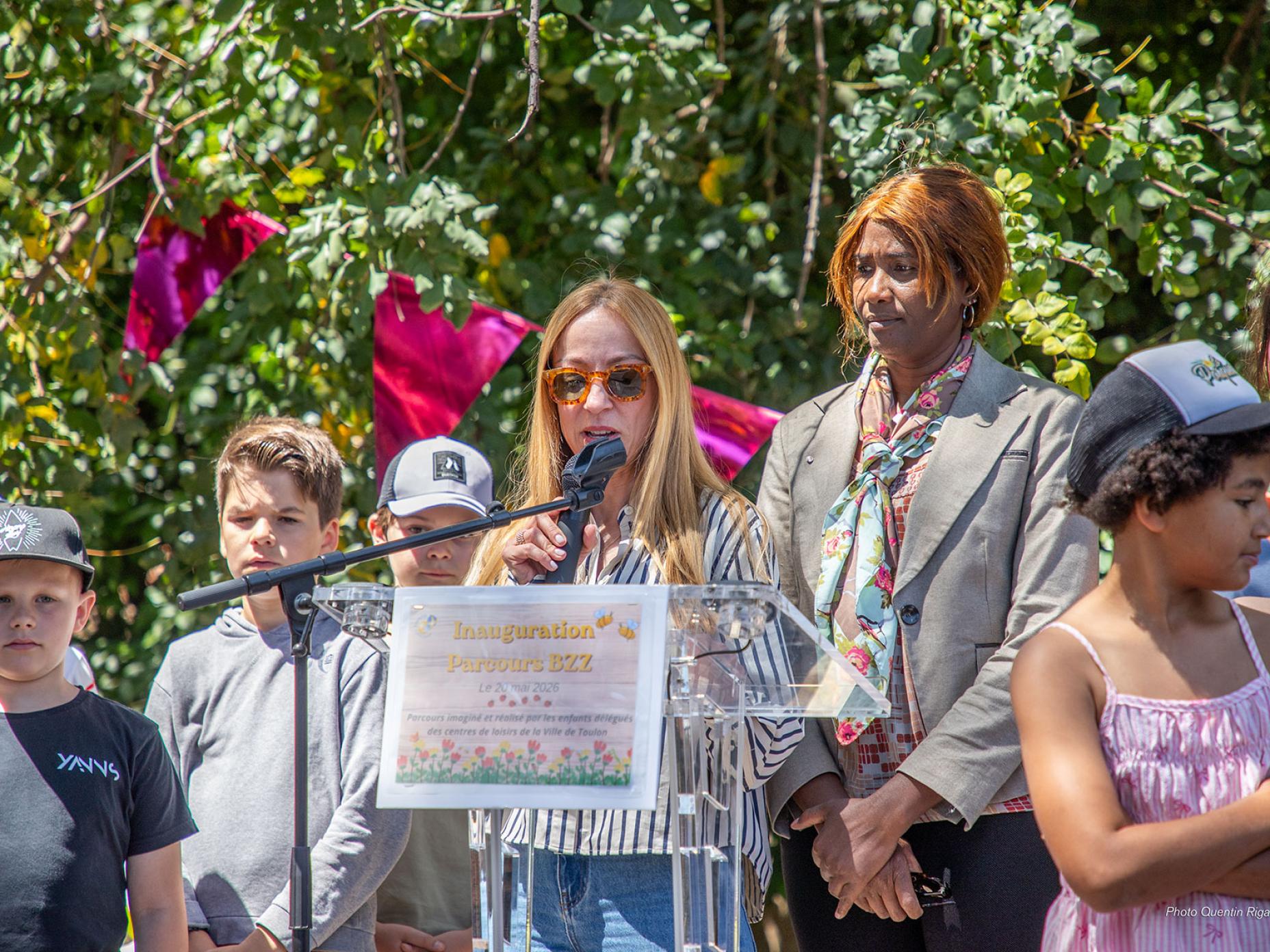 L'inauguration du parcours BZZZ ! La vie en ailes a été inauguré avec les enfants et les deux élues en charge de la jeunesse : Margaux Macario et Fatou Cissé