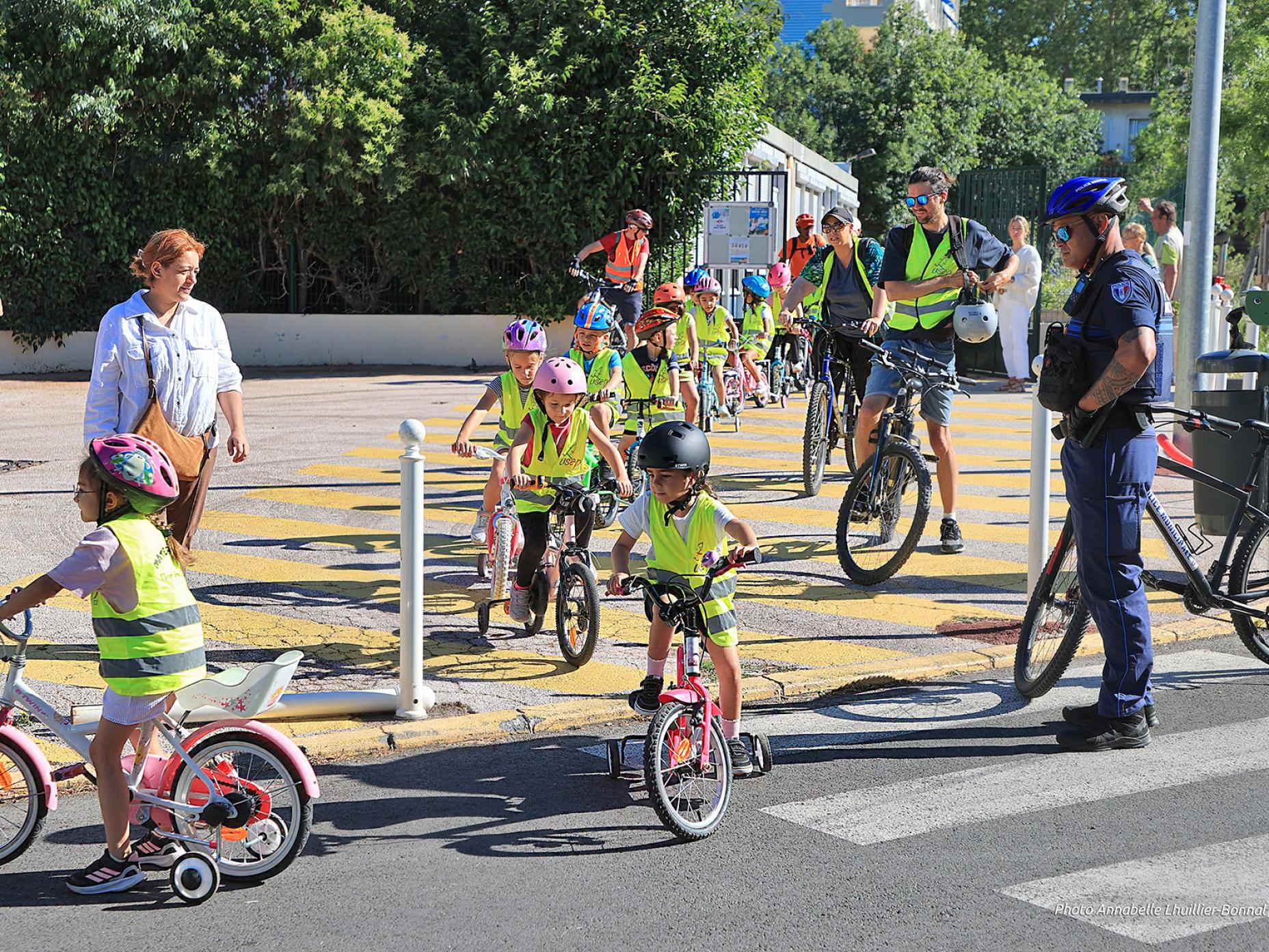 Sortie vélo des enfants de l'école maternelle Fleurs-des-Champs