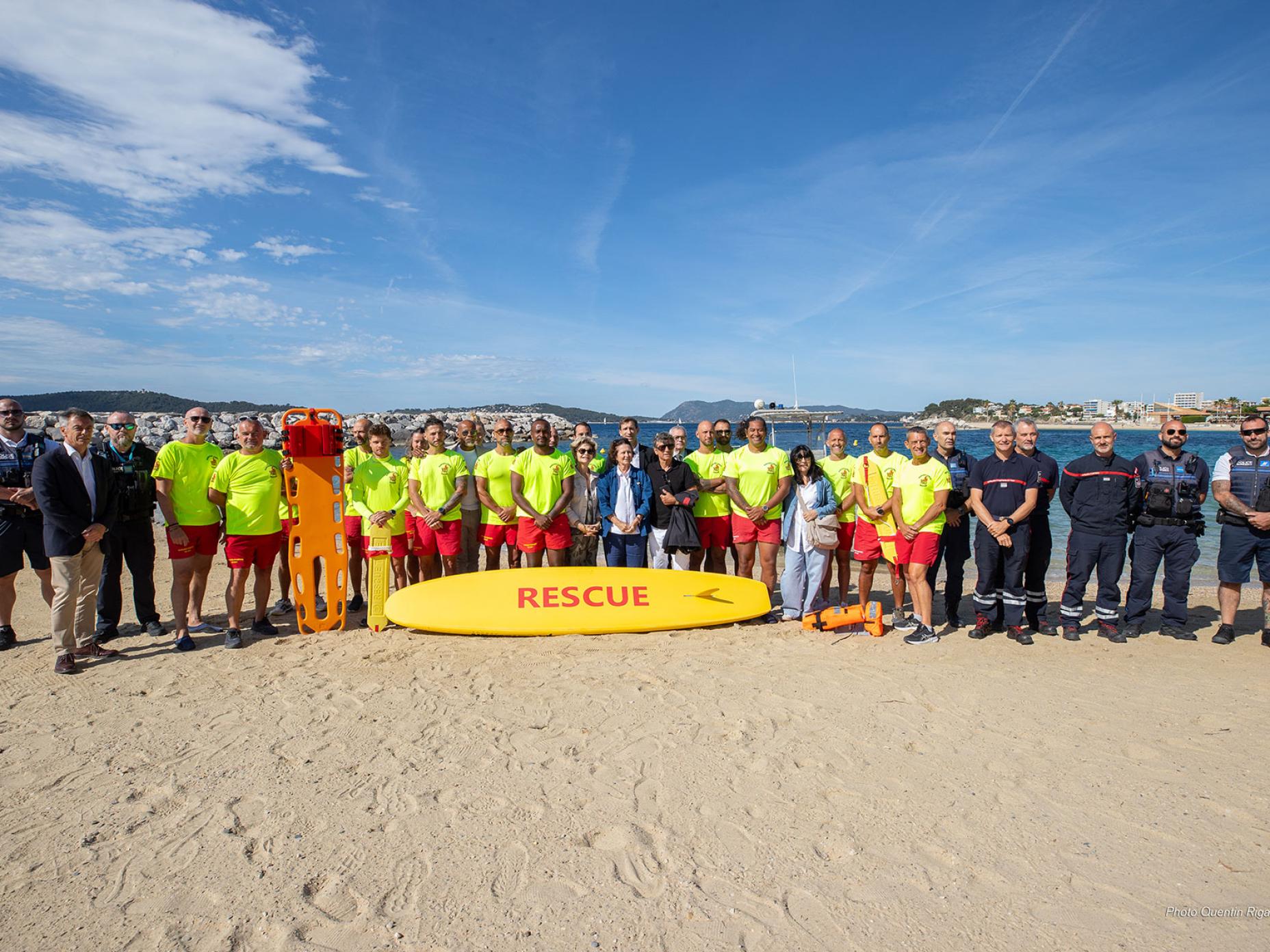 Cette photo montre l'ensemble des forces de sécurité rassemblé sur les plages du Mourillon lors du lancement de la saison estivale.