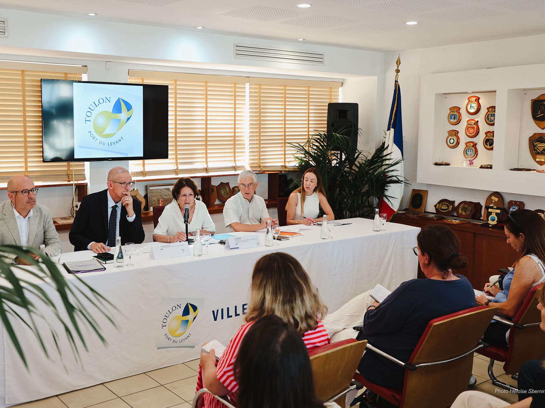 La photo montre la conférence de presse animée par Josée Massi, maire de Toulon et Jean-Roger Ribaud, DASEN, afin d'évoquer les mesures mises en place dans les écoles toulonnaises pour lutter contre les effets de la canicule.