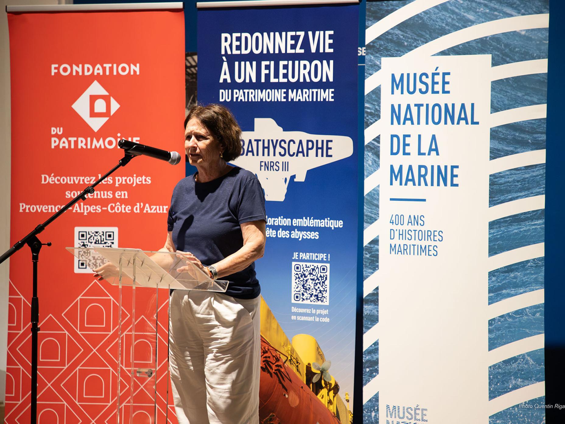 La photo montre Josée massi, maire de Toulon lors de la conférence de presse portant sur la restauration et le déménagement du FNRS III au Musée nationale de la Marine de Toulon.