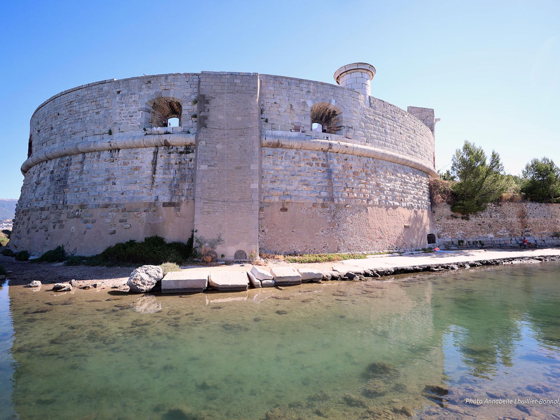La photo montre la Tour royale avec le bras de mer qui a été transformé en caniplage