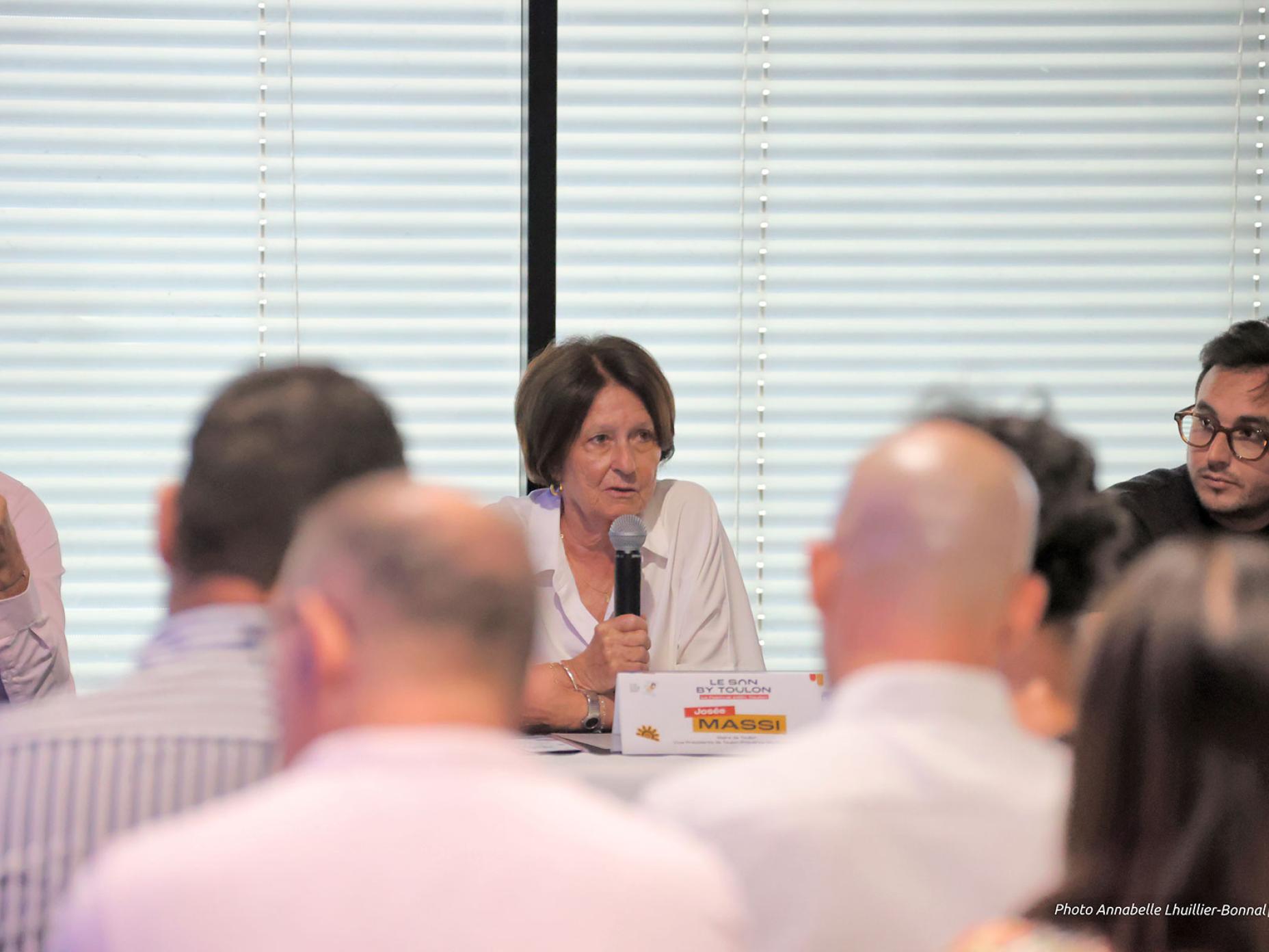 La photo montre Josée Massi, maire de Toulon, lors de la conférence de presse présentant la troisième édition du "Son by Toulon"