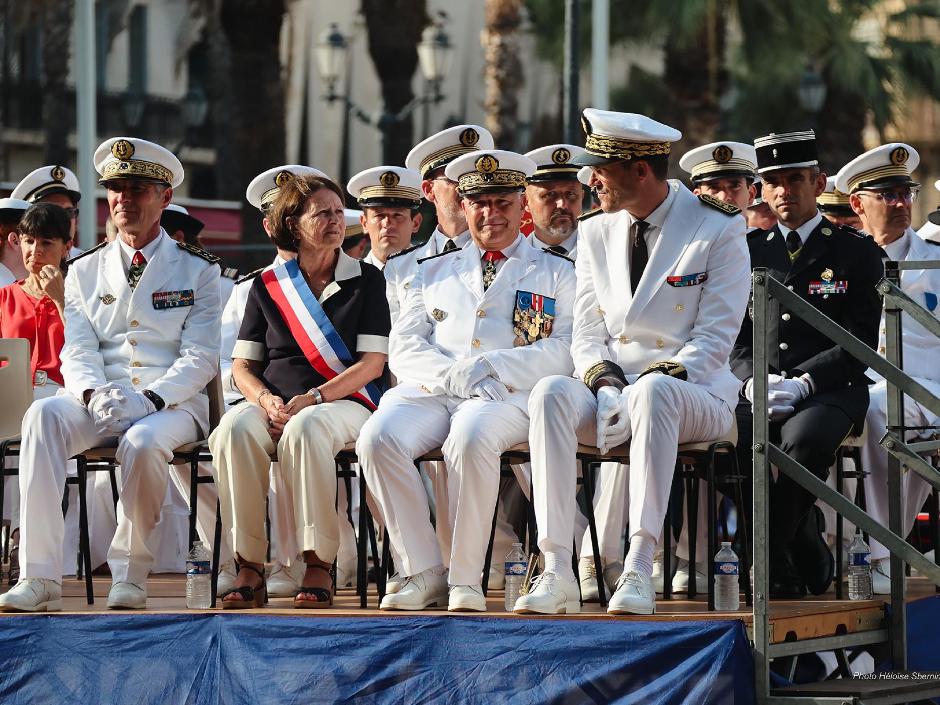 Madame le maire en tribune officielle entourée par le vice-amiral d'escadre Christophe Lucas et Monsieur Simon Barbe, Préfet du Var.
